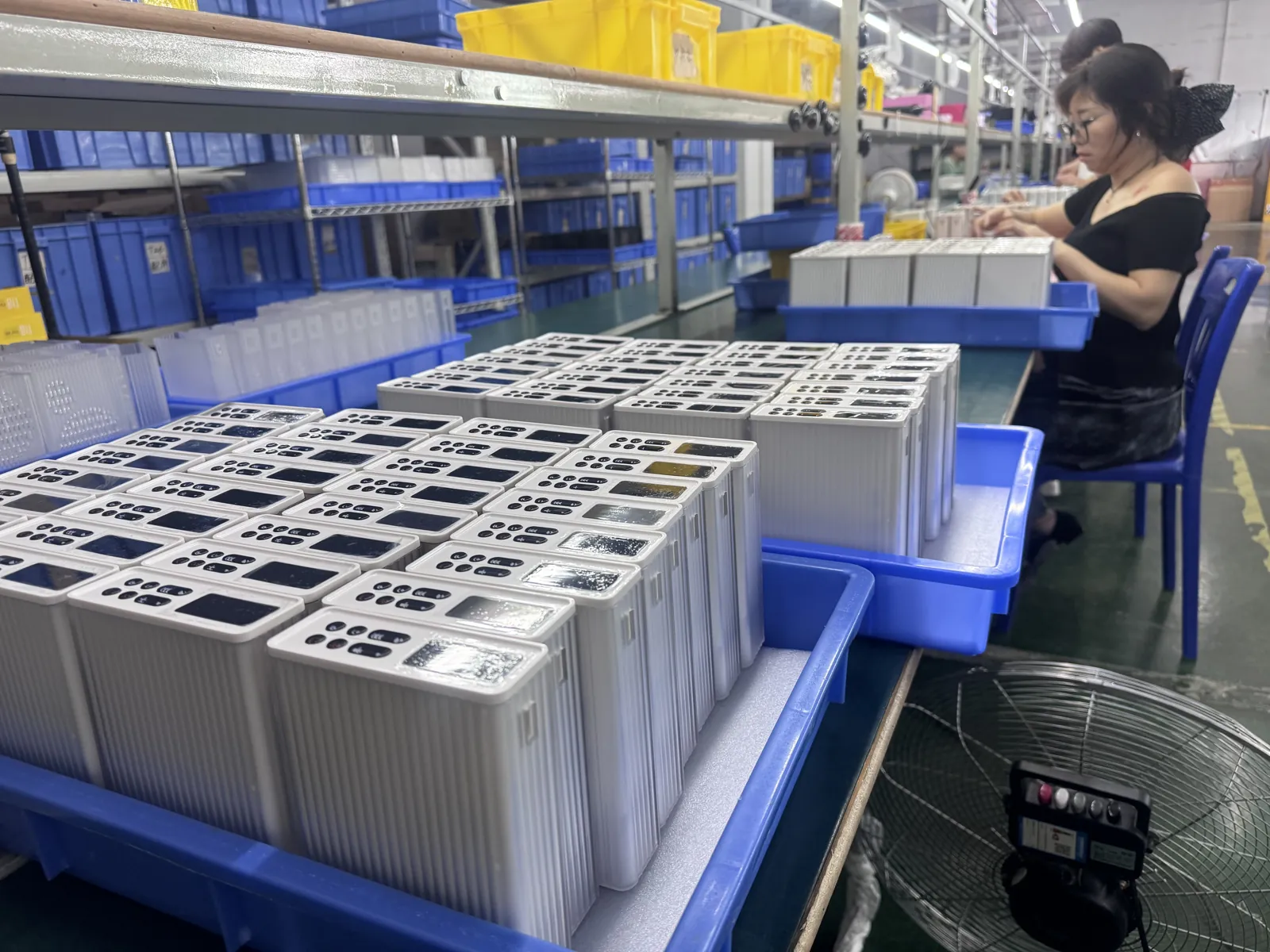 Voice amplifier units arranged at an APORO assembly workstation